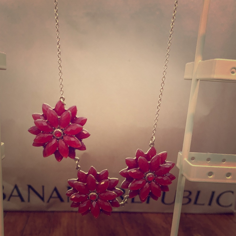 3 flower pretty statement necklace!